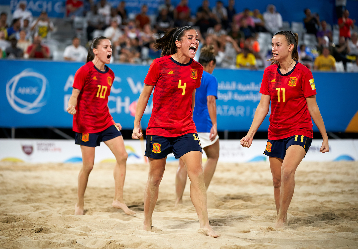 Beach soccer world. Женский пляжный футбол. Женская сборная Испании. Пляжный футбол девушки. Девчонки играют в пляжный футбол.