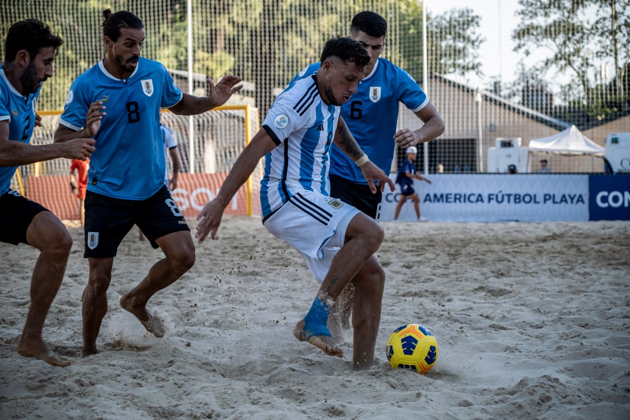 Fútbol Playa AUF on X: 🇺🇾 ¡𝗛𝗢𝗬 𝗝𝗨𝗘𝗚𝗔 𝗨𝗥𝗨𝗚𝗨𝗔𝗬! La Celeste  disputa su último partido en la @CopaAmerica 2️⃣0️⃣2️⃣3️⃣. 🆚 Chile 🏖️ La  Rural de Rosario 🕔 11.30 h #ElEquipoQueNosUne  / X